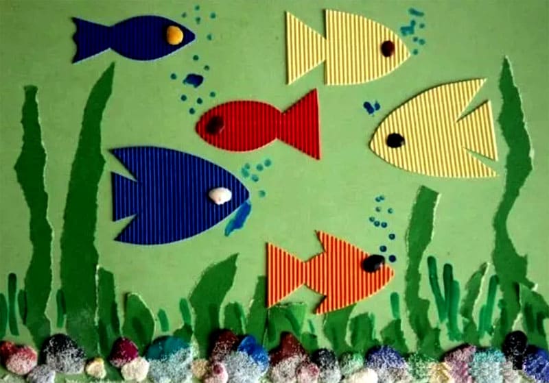 Рыбки первая младшая группа. Аппликация рыбки в аквариуме. Аппликация на тему аквариум. Поделка рыбка. Поделка рыба из бумаги.